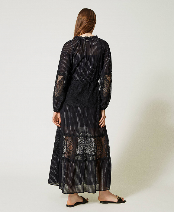 Длинное платье-кафтан из муслина и кружева
