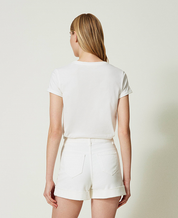 Белые джинсовые шорты с декоративными пуговицами