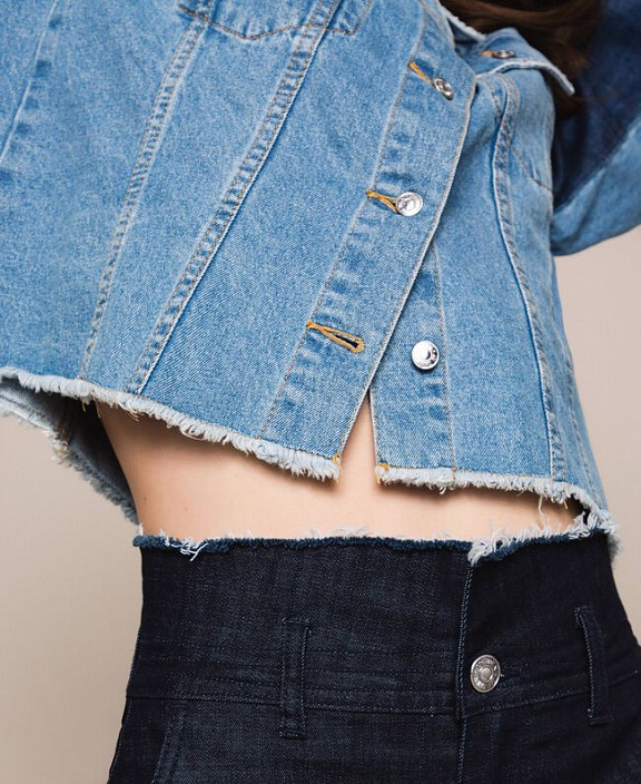 Джинсовая куртка с широкими рукавами
