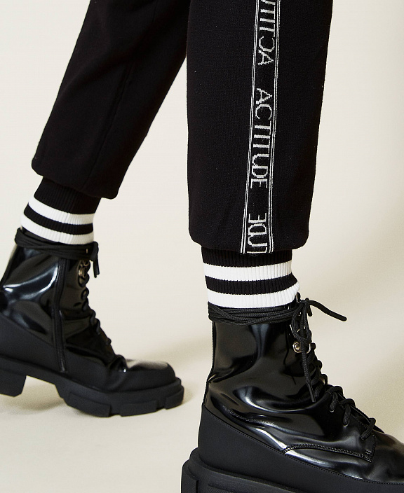 Брюки-джоггеры с лампасами