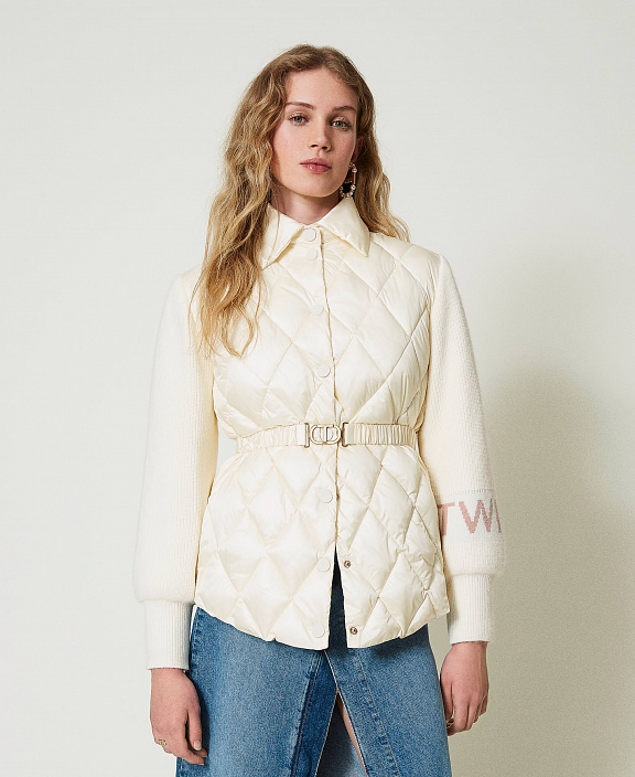 Стеганая куртка с трикотажными рукавами и поясом