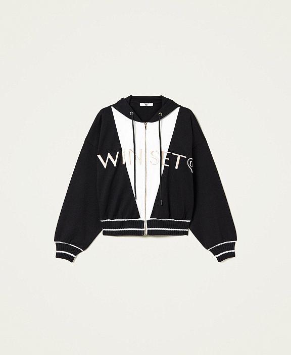 Толстовка с вышитым логотипом