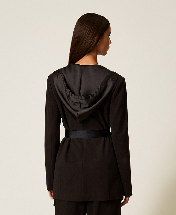 Блейзер с атласными деталями