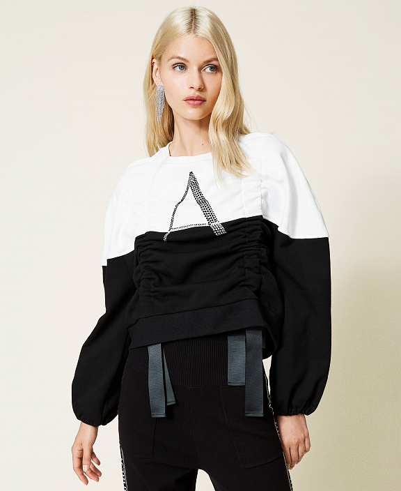 Объемная толстовка с буквой из стразов