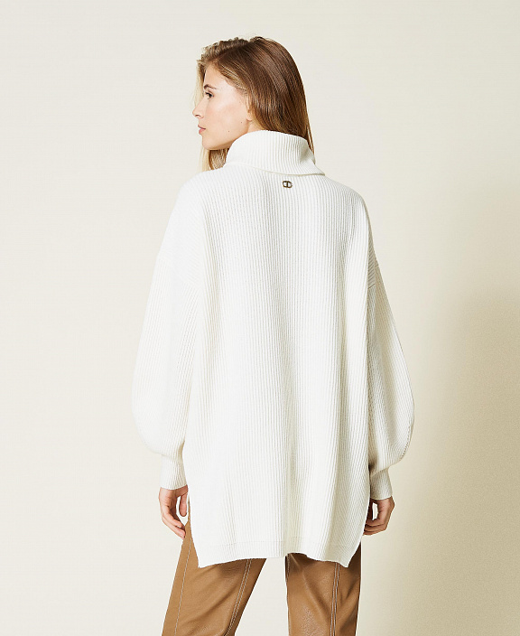 Трикотажный свитер из смесовой шерсти в рубчик