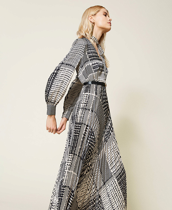 Длинное платье с бантом и плиссированной юбкой