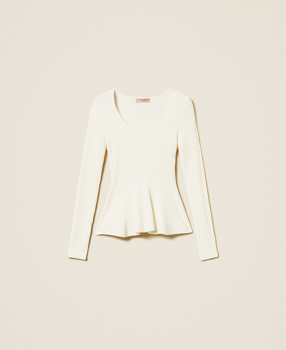 Приталенный джемпер в рубчик с баской