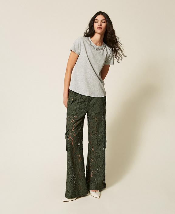 Приталенная футболка с вышивкой кабошонами