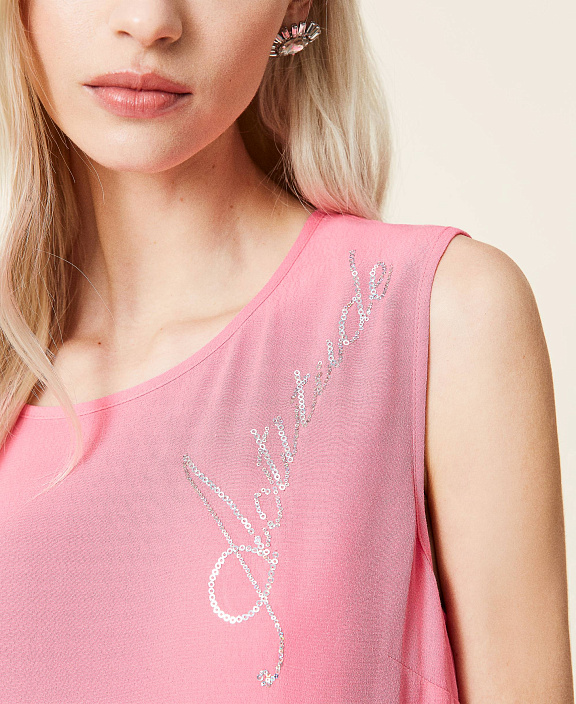 Атласное платье с перьями