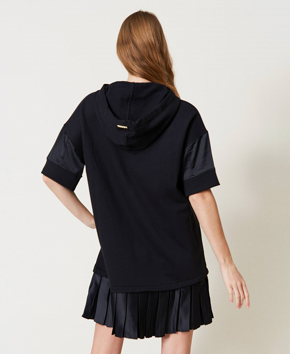 Толстовка со вставками из технического атласа 