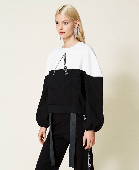 Объемная толстовка с буквой из стразов