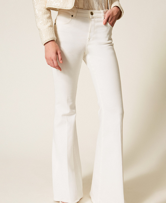 Расклешенные брюки из саржевого полотна