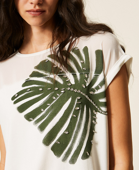 Футболка с принтом и вышивкой