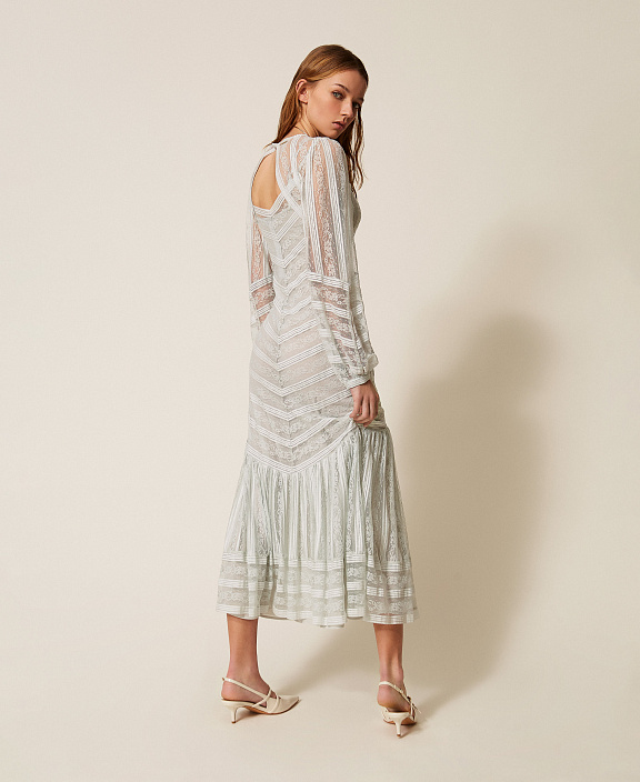 Длинное кружевное платье в полоску