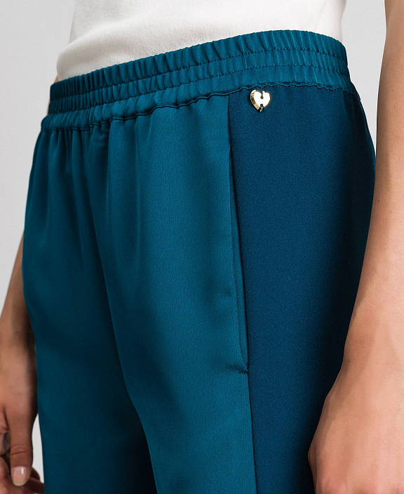 Брюки-палаццо с контрастными лампасами