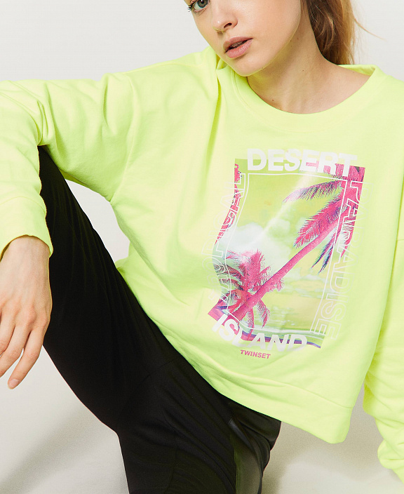 Объемная толстовка с принтом на груди