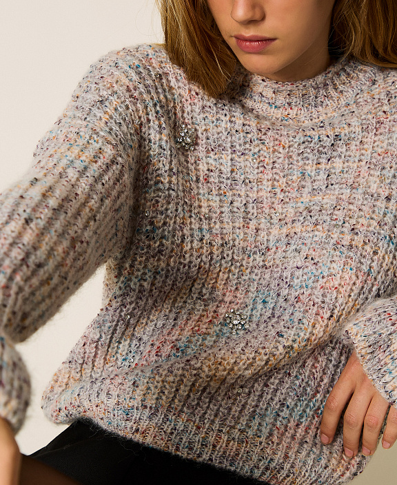 Разноцветный свитер с оборками
