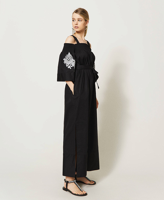 Платье из поплина с открытыми плечами и вышивкой