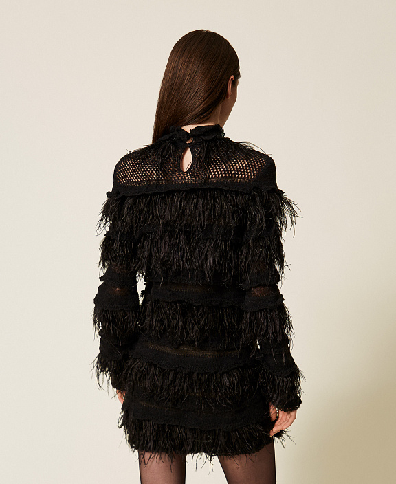 Короткое трикотажное платье с перьями