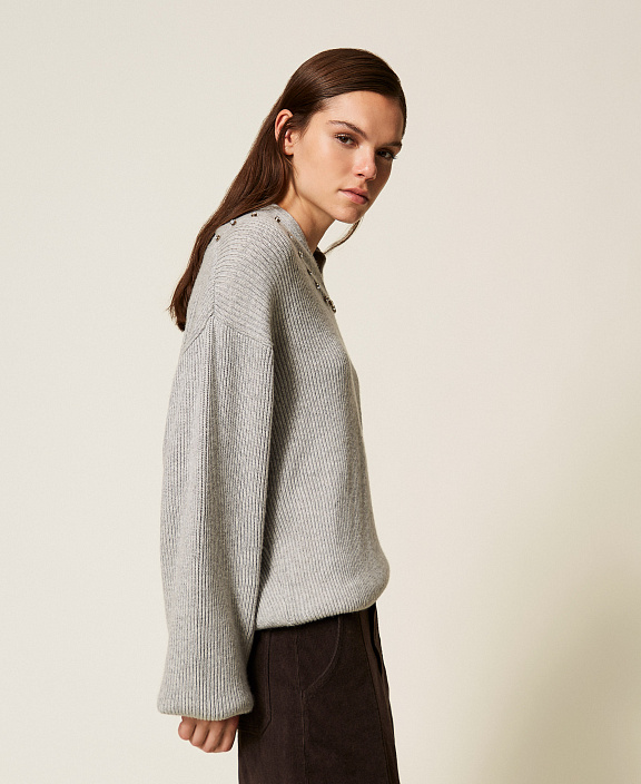 Объемный джемпер из трикотажа в рубчик с декором