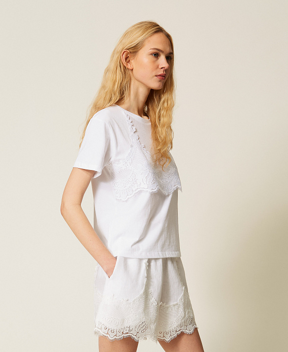 Футболка с эффектом «тромплей» и кружевом