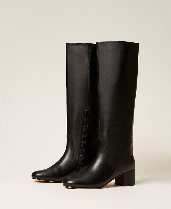 Высокие кожаные сапоги