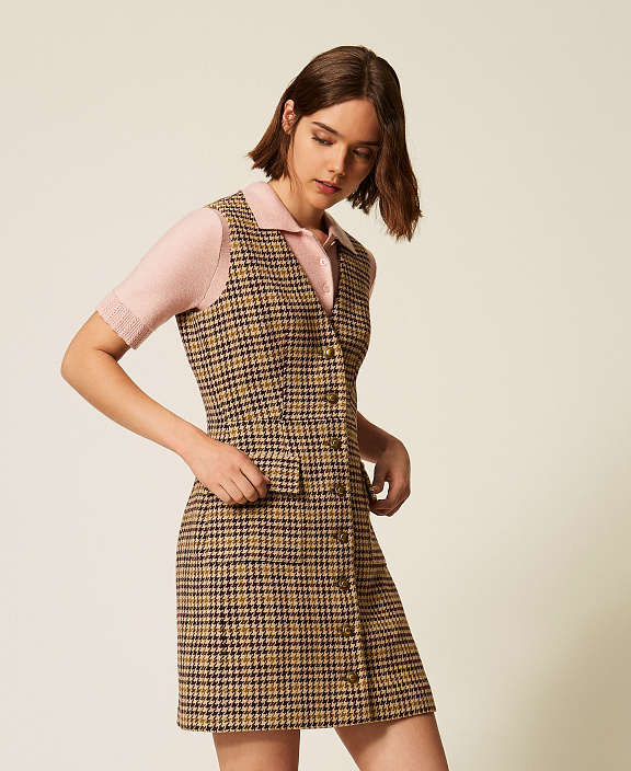 Короткое платье-рубашка в ломаную клетку