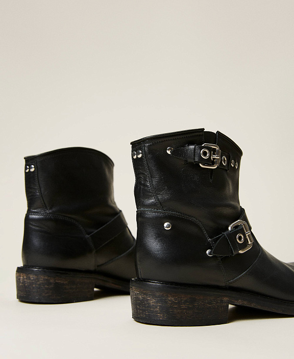 Ботинки с пряжками