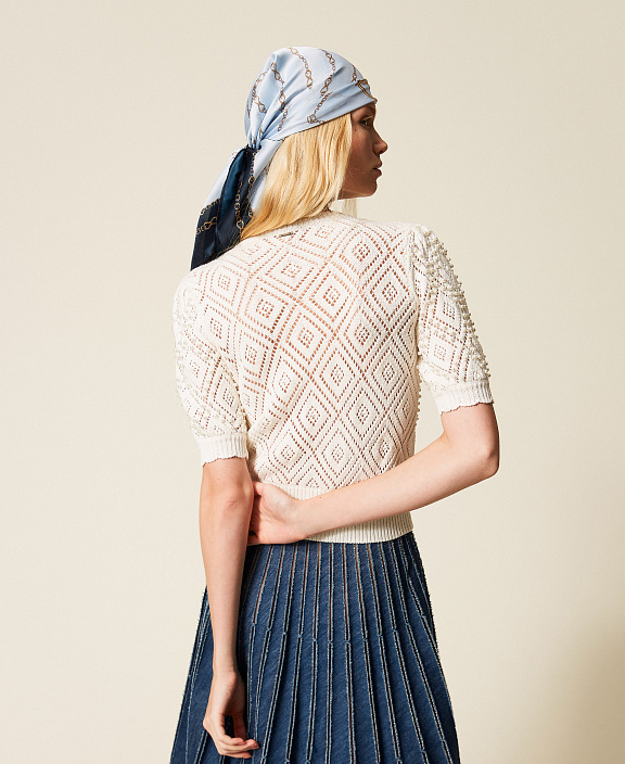 Джемпер с ромбовидным узором и жемчугом