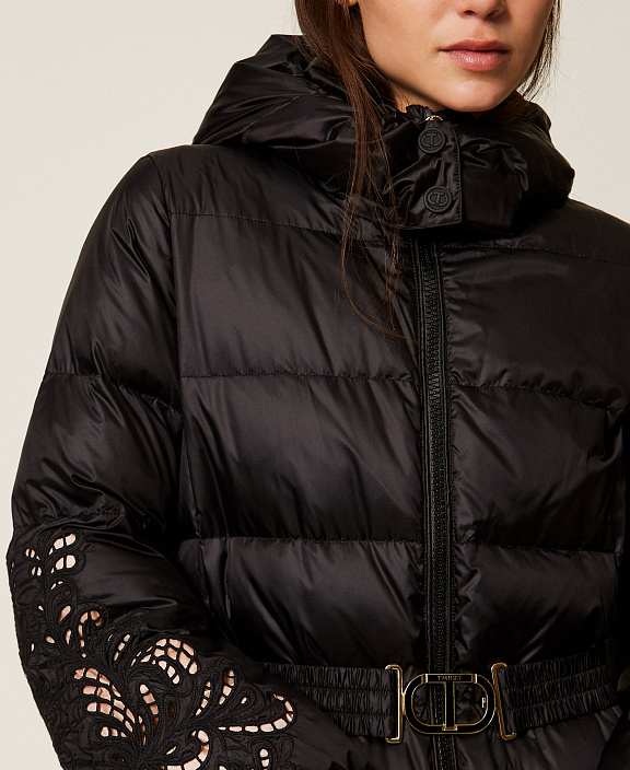 Удлиненный пуховик с поясом и кружевными вставками