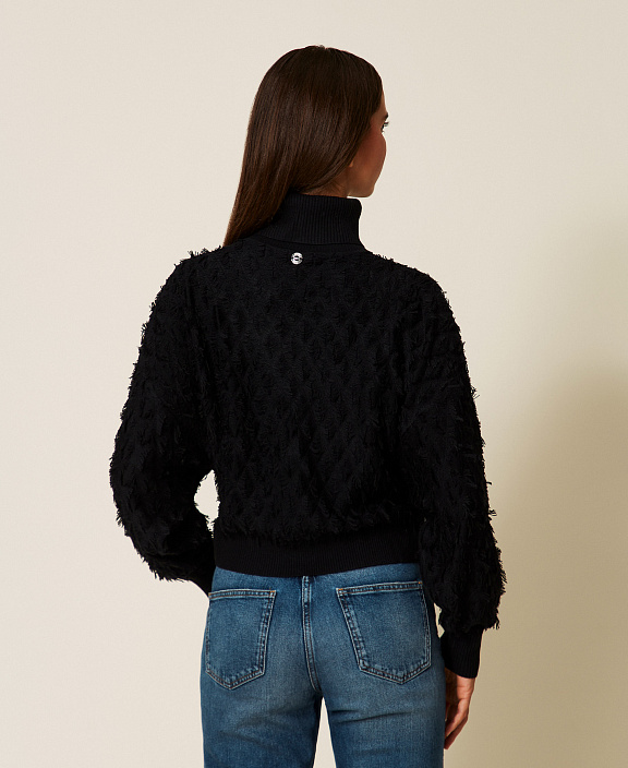 Джемпер с воротником-стойкой и бахромой