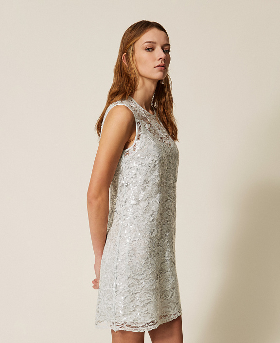 Короткое кружевное платье с пайетками