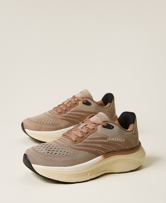 Кроссовки с акцентной подошвой