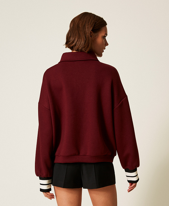 Толстовка из неопреновой ткани с брошью