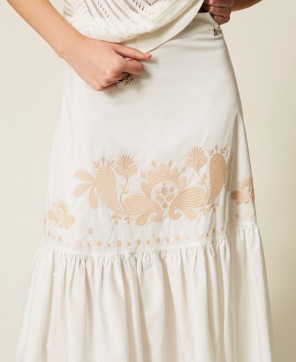 Длинная юбка с оборкой и вышивкой