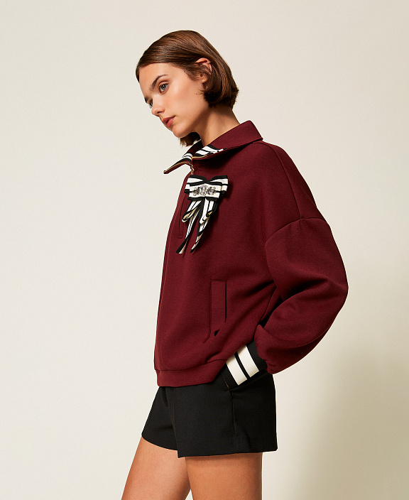 Толстовка из неопреновой ткани с брошью