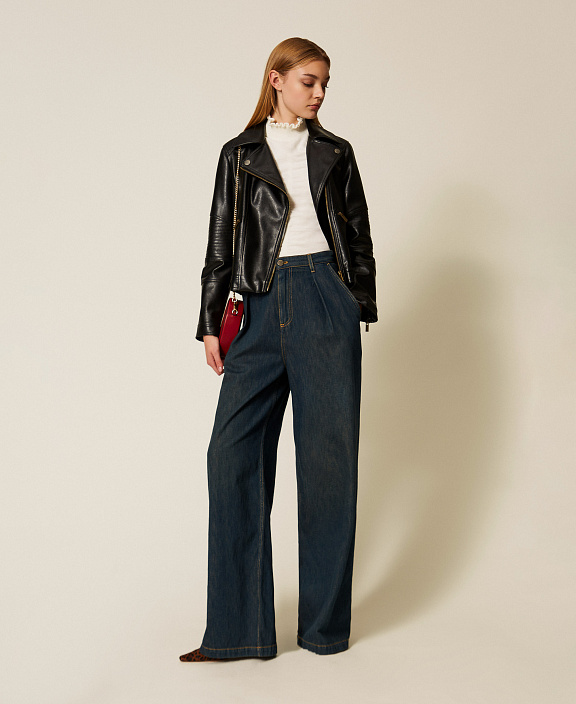 Джемпер с воротником-стойкой, укороченными рукавами и сборками