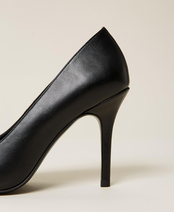 Туфли-лодочки с цепочкой