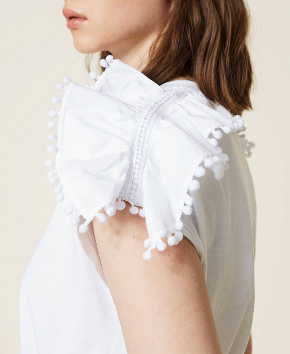 Футболка со вставками макраме и помпонами