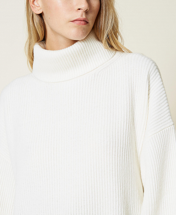 Трикотажный свитер из смесовой шерсти в рубчик