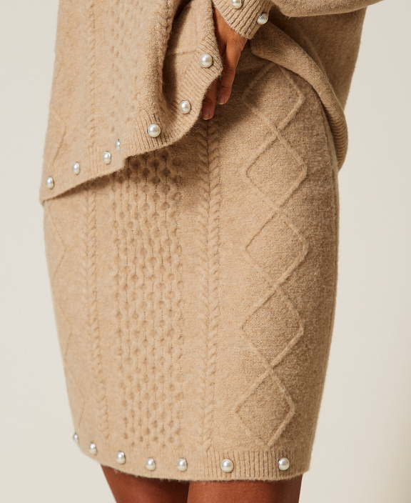 Трикотажная юбка с вышивкой