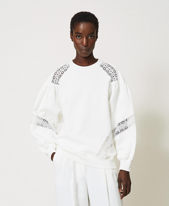 Толстовка с кружевными вставками в технике интарсия