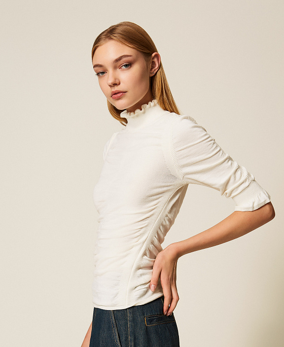 Джемпер с воротником-стойкой, укороченными рукавами и сборками