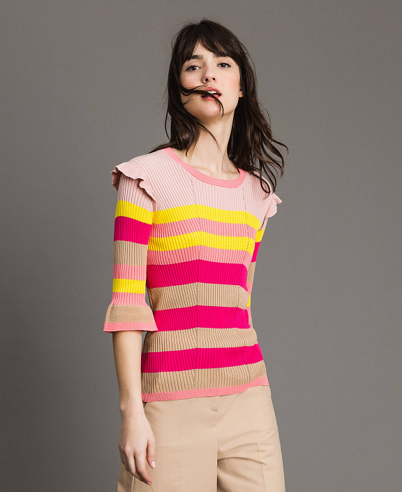 Джемпер с оборками на плечах