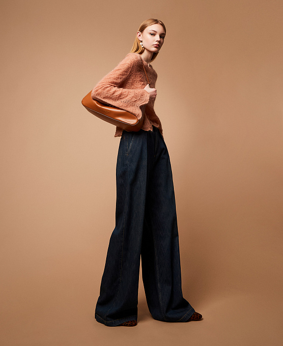 Просторные джинсы со складками