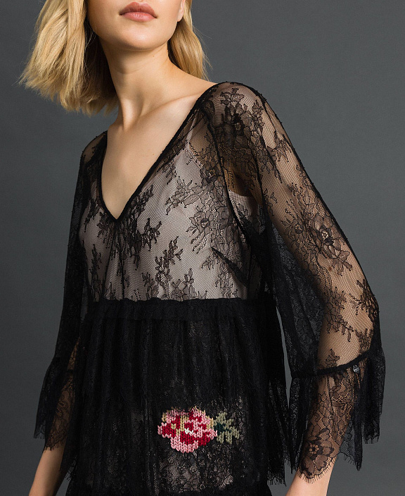 Платье из кружева Валансьен с цветочными вышивками