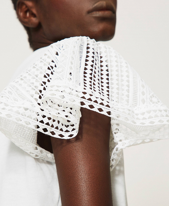 Футболка с кружевными рукавами 