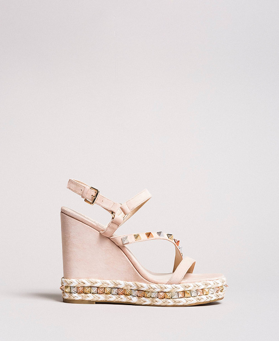 Босоножки на танкетке