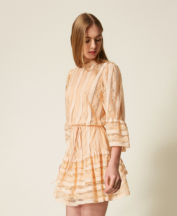 Короткое кружевное платье в полоску с поясом