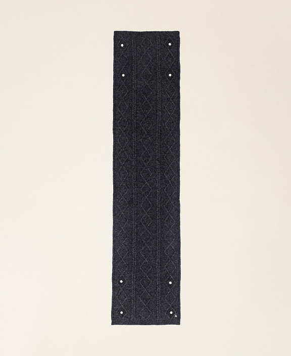 Вязаный шарф с жемчугом и косами